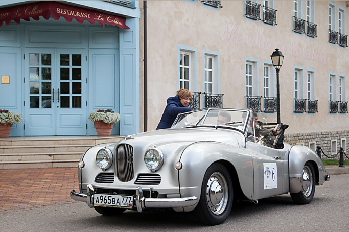 Jowett Jupiter in Russia at restaurant